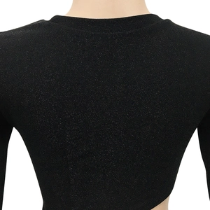 Dettaglio di un top nero a maniche lunghe con tessuto in maglia scintillante e girocollo