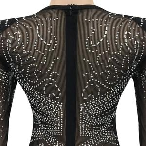 Gros plan du dos de robe en maille noire avec strass argentés et fermeture éclair