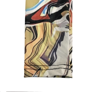 Détail de l'imprimé abstrait coloré sur manche en mesh transparent avec double couture