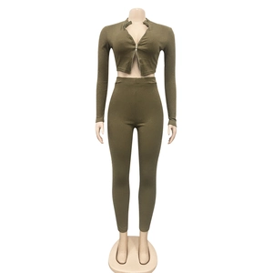 Detail van olijfgroene ribgebreide tweedelige set met crop top met V-hals en hoge taille broek