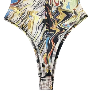 Détail d'un maillot de bain échancré avec imprimé marbre abstrait coloré et coutures