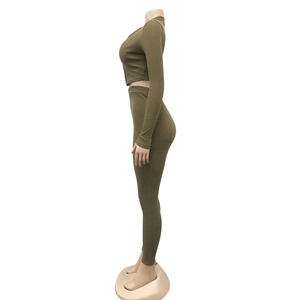 Detailopname van olijfgroene ribgebreide crop top en high waist leggings op een pop