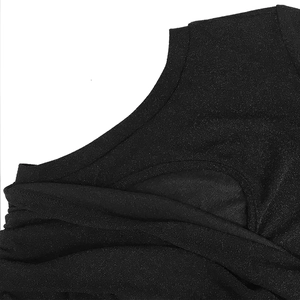 Dettaglio dello scollo asimmetrico e della trama in maglia metallizzata dell'abito lungo nero