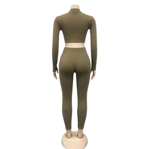 Achteraanzicht van de legergroene gebreide tweedelige set met geribbelde crop-top en leggings met hoge taille