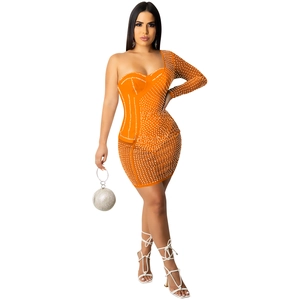 Détail de la robe moulante orange à une épaule avec perles blanches et manche longue