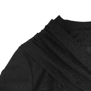 Dettaglio dell'abito in maglia nera con tessuto lurex lucido e spalla a pieghe