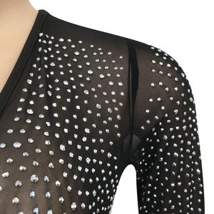 Dettaglio di abito in rete nera con strass argentati e profonda scollatura a V