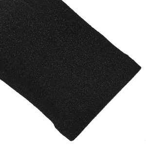 Dettaglio di tessuto elastico nero ad alta densità con trama operata e cucitura piatta