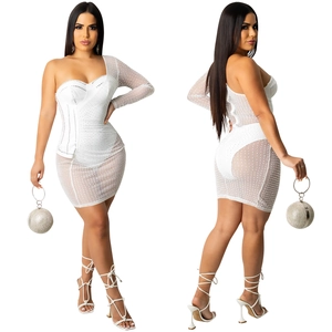 Détail d'une robe en mesh blanc à une épaule avec strass et manches à pois