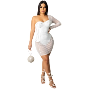 Détail de la robe en mesh blanc avec strass brillants et texture de manche transparente