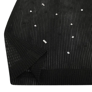 Détail de maille noire transparente avec des strass argentés brillants et texture fine
