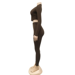 Detail van de donkerbruine gebreide stof op de set van legging met hoge taille en top