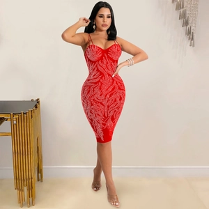 Detail van rode bodycon jurk met strass bladpatronen en dunne spaghetti bandjes