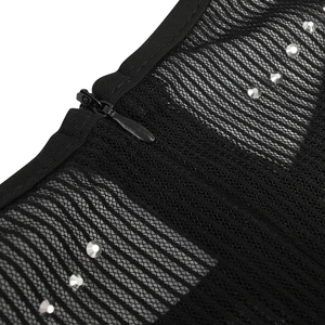 Vue macro du tissu en maille noire avec strass et fermeture éclair invisible