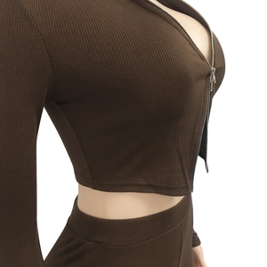 Detail van de bruine geribbelde crop top met metalen rits en mouwstructuur