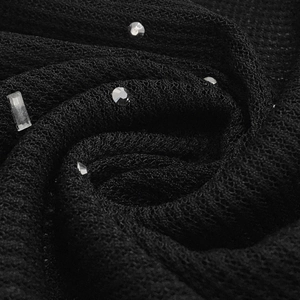 Détail du tissu en résille noire avec strass scintillants sur robe de soirée
