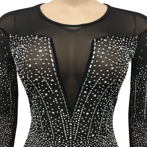 Dettaglio di body nero in rete a maniche lunghe con strass argentati brillanti in mostra