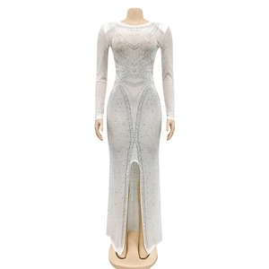 Vue détaillée des strass argentés et du tissu en maille sur une robe de soirée blanche