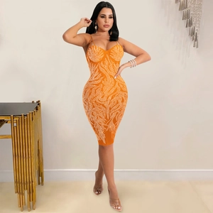 Detail van oranje midi bodycon-jurk met glinsterende strassteentjes en spaghettibandjes