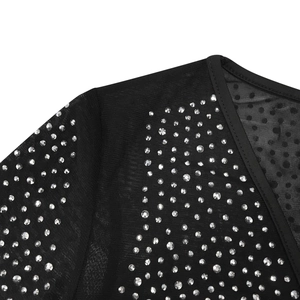 Dettaglio dell'abito in rete nera con scollo a V profondo e strass argentati brillanti