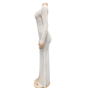 Détail de la robe de soirée en maille transparente blanche avec strass scintillants