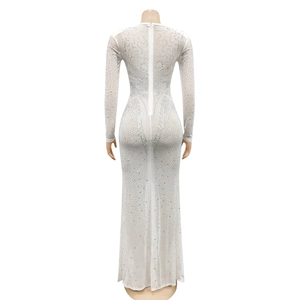 Détail du dos d'une robe de soirée en mesh blanc avec des strass et une fermeture éclair