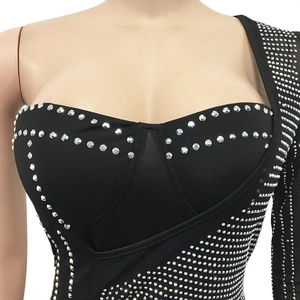 Détail du patchwork en mesh et des strass argentés sur une robe moulante noire sexy