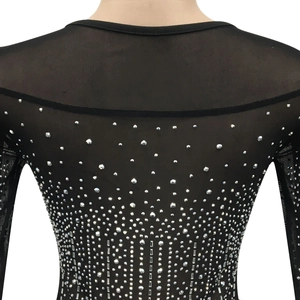Dettaglio dell'abito in rete nera con strass argentati e paillettes brillanti sulla schiena