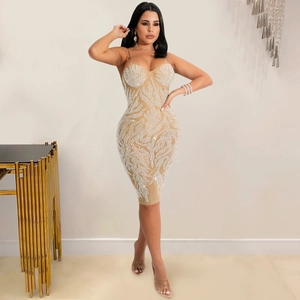 Detailopname van de fonkelende strass-patronen en mesh-structuur op de bodycon jurk