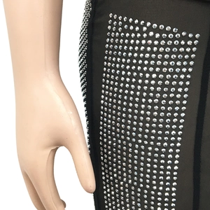Gros plan détaillé des strass argentés scintillants sur texture en maille noire