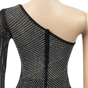 Détail de la robe en maille noire avec strass brillants et fermeture éclair invisible au dos