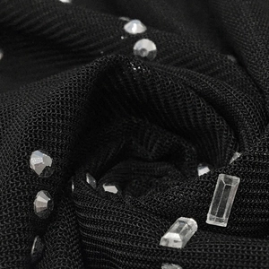 Dettaglio di tessuto a rete nera con strass scintillanti per abiti da sera eleganti