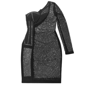 Détail de strass argentés scintillants sur une robe de soirée moulante noire asymétrique