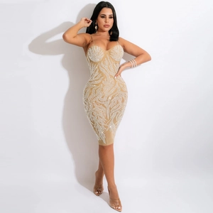 Detail van sprankelend strass-vlammenpatroon op de mesh bodycon jurk met bandjes