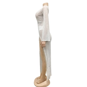Dettaglio vestito in rete bianca con strass argento scintillanti e spacco con frange