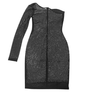 Détail de la robe noire asymétrique en mesh avec strass argentés et une manche longue