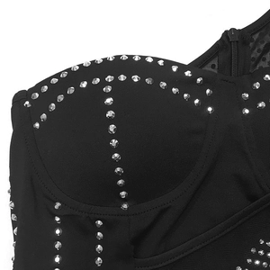 Détail de la robe noire en mesh avec strass argentés et fermeture éclair invisible