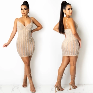 Ärmelloses hautfarbenes Strass-Minikleid aus Mesh mit vertikalen Perlenstreifen