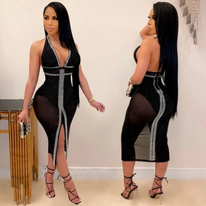 Sexy schwarzes Neckholder-Netzkleid mit silbernen Pailletten und seitlichem Schlitz