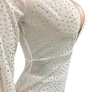 Dettaglio del tessuto in rete bianca con strass argentati brillanti e texture trasparente