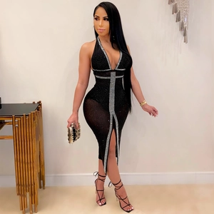 Sexy schwarzes Neckholder-Abendkleid aus transparentem Mesh mit Strassbesatz und hohem Schlitz