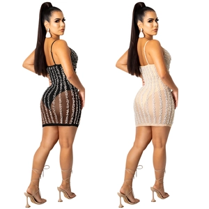 Eng anliegendes transparentes Minikleid mit Strass und Perlen in Schwarz und Beige
