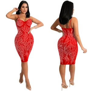 Detailopname van de rode bodycon-jurk met fonkelende strassteentjes in wolkenpatroon