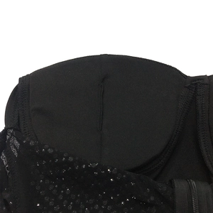 Détail de robe sexy en maille noire avec strass et bonnets rembourrés intégrés