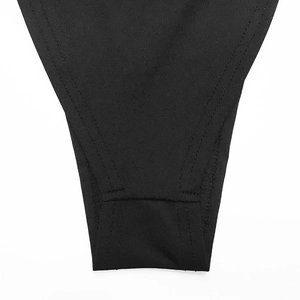 Détails de la couture double et du tissu extensible sur l'entrejambe du body noir