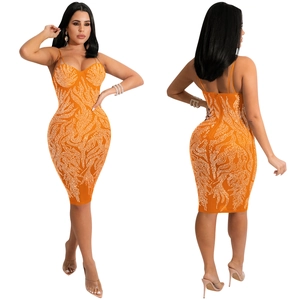Detail van de oranje mesh mini-jurk met strass-steentjes en blinde rits op de rug
