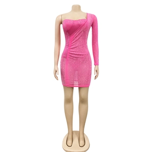 Détail de la robe rose fuchsia asymétrique ornée de strass argentés et de mesh brillant