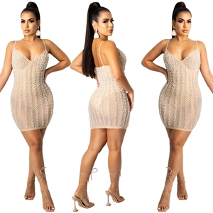 Detail eines nudefarbenen Mesh-Bodycon-Kleids mit Perlenverzierung und dünnen Trägern