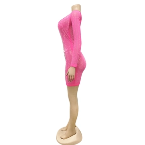 Détail de strass argentés sur une mini robe moulante en mesh de couleur rose vif