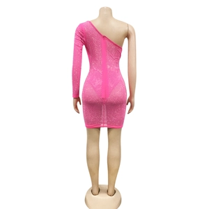 Détails du dos d'une robe moulante rose à une épaule avec strass et fermeture éclair discrète
